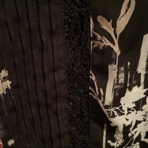 Tunic length flowered blouse - Picture 3 of 4